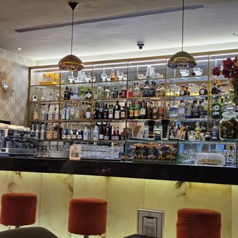Hotel Indigo - fully stocked bar, but they do not make any cocktails... - Hotels Near Me - Barcelona, B