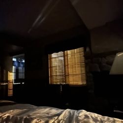 Saddleback Inn - The street lights were so bright I couldn't sleep in this room