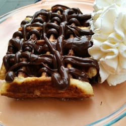 Kalúa Helado Artesanal - Gofre con chocolate bueno (nada de sirope) y nata por 3€