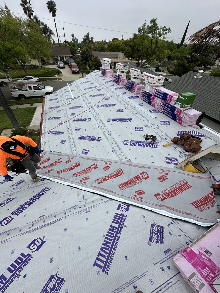 Slide of Van Lund Roofing and Solar