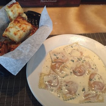Salute - Incredibly delicious sweet potato ravioli and cheese garlic bread - Italian Near Me - Hartford, Connecticut Salute - Incredibly delicious sweet potato ravioli and cheese garlic bread - Italian Near Me - Hartford, Connecticut