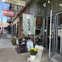 Cohen & Co Hardware & Home Goods - Beautiful little shop with good display