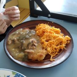 Bar Turystyczny PSS Społem - Kotlet z sosem myśliwskim i surówka z marchewki.