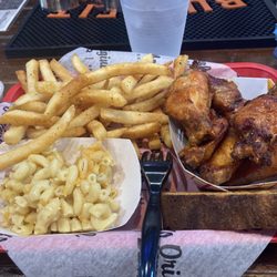 Moe's Original Bar B Que - Smoked wings platter