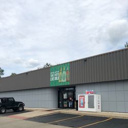 Liquor Barn - A no-name warehouse like entrance.