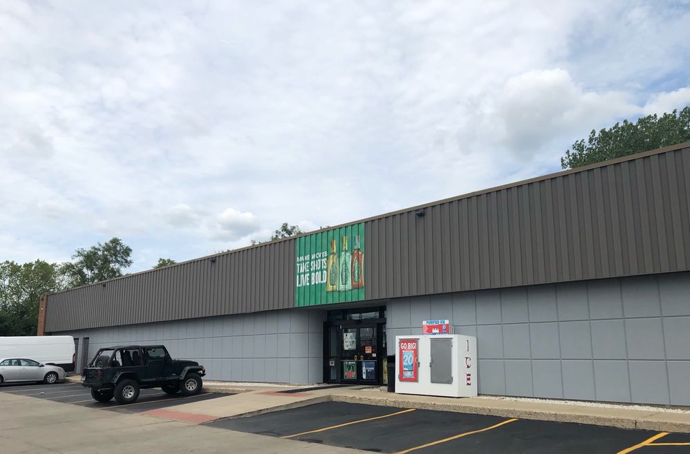 LIQUOR BARN Updated September 2024 14 Photos & 52 Reviews 8170 W