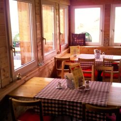 Klosterneuburgerhütte - The tables in one part of the log cabin