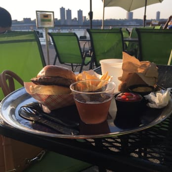 Pier i Cafe - Burger fries and rosé! - American Near Me - New York, New York Pier i Cafe - Burger fries and rosé! - American Near Me - New York, New York