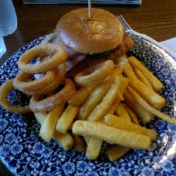 Crowborough Cross - Hamburguesa California: pollo buttermilk, aguacate y una gran guarnición. Delicioso!!