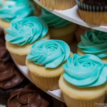 Fat Cupcake - YUM! Wedding at Lakeside Gardens! Photo by Photography by Cambrae. - Cupcakes Near Me - Portland, Oregon Fat Cupcake - YUM! Wedding at Lakeside Gardens! Photo by Photography by Cambrae. - Cupcakes Near Me - Portland, Oregon