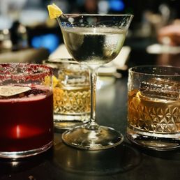 Pre-dinner drinks at the bar