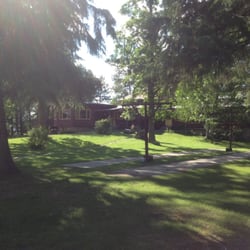 Nelsons Resort - The main lodge and o our right there are cabins to stay at.