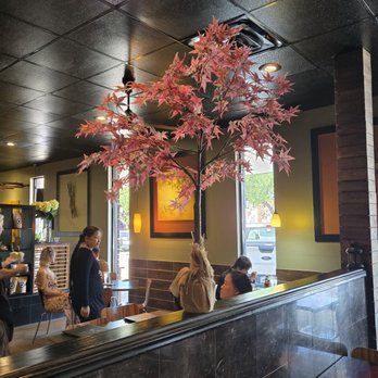 Huynh Restaurant - Dining room viewed from back hallway - Vietnamese Near Me - Houston, Texas