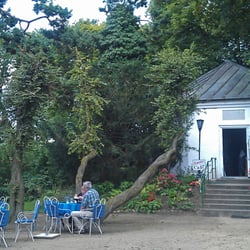 Simones cafe - Sitzplätze draußen vor dem Pavillon