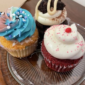 Les Glaceurs - three cupcakes on a glass plate - Desserts Near Me - Montreal, Quebec Les Glaceurs - three cupcakes on a glass plate - Desserts Near Me - Montreal, Quebec