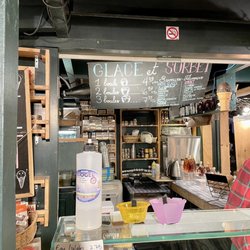 Marché Place Jacques Cartier - Menu board for ice cream and sorbet - zoom in for prices and flavors (June 2022)