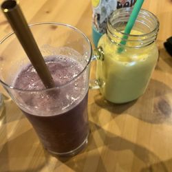 saVeg Cafe - Blueberry and mango smoothies!