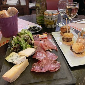 Chez Lili et Marcel - These sliders are sooo small yet so tasty. - French Near Me - Paris, 75