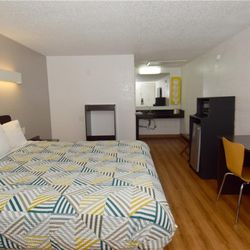 Motel 6 Hamburg #4793 - 1 King Bed