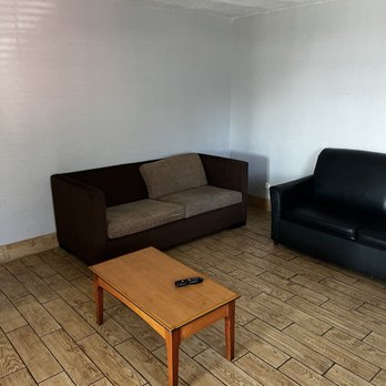 Anchorage Inn - Living room - Hotels Near Me - Lakeport, California