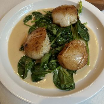 Alfred's Restaurant - Scallop appetizer with spinach and champagne sauce - French Near Me - Hilton Head Island, South Carolina Alfred's Restaurant - Scallop appetizer with spinach and champagne sauce - French Near Me - Hilton Head Island, South Carolina