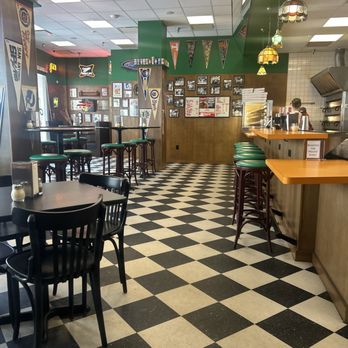 Leo's Hideout - Inside - Pizza Near Me - San Antonio, Texas