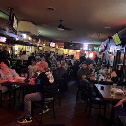 Knuckleheads Sports Bar & Grill - The bar is somewhat small but, like I said before, you didn't feel smushed in.