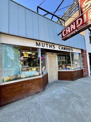 Muth's Candies by null