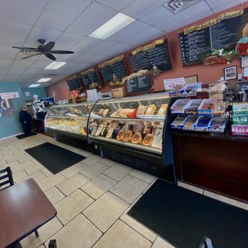 Il Classico - the inside of a deli - Delis Near Me - Fairfield, New Jersey