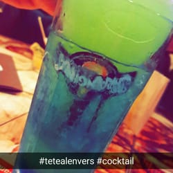 Ambassy Pub - Cocktail original: le tête à l'envers. Coloré et sucré, idéal pour les amateurs de nouveautés