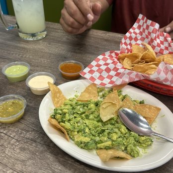 Chukis Tacos 2 - Guacamole - Mexican Near Me - Memphis, Tennessee