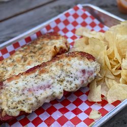 Pretzels & Pints - Pretzel cheese pizza