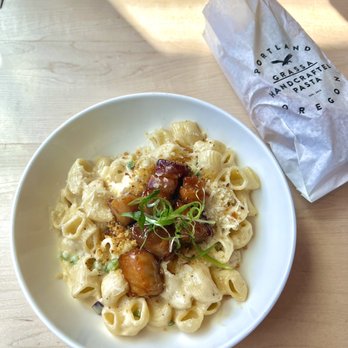 Grassa - Pork belly mac and cheese with garlic bread - Salad Near Me - Vancouver, Washington