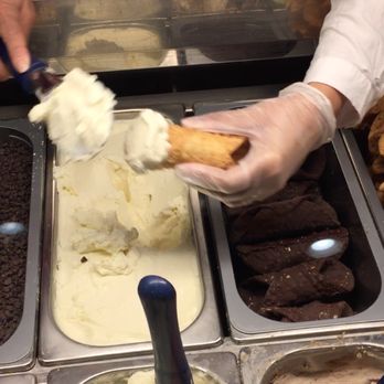 Dolce - How cannoli is filled at this store - Ice Cream & Frozen Yogurt Near Me - Boston, Massachusetts