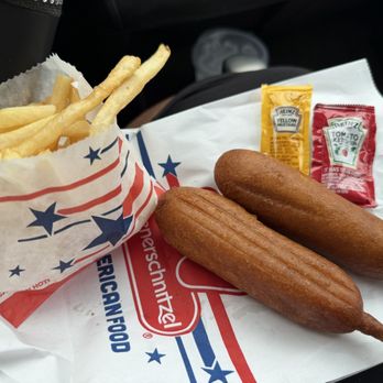 Wienerschnitzel - I asked about a coupon and was honored. Nice 6/23/2026 Tuesday - Fast Food Near Me - El Cerrito, California