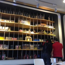 Meigas Fora - Probando la tapa de Meigas Fora. La mejor tienda de licores y Vinoteca de Vigo