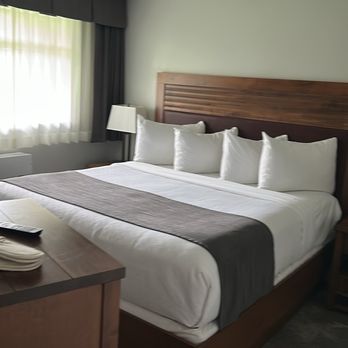 Old House Hotel & Spa - Bedroom - Hotels Near Me - Courtenay, British Columbia