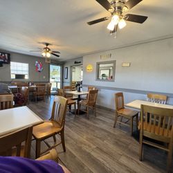 T & G Burger - Inside