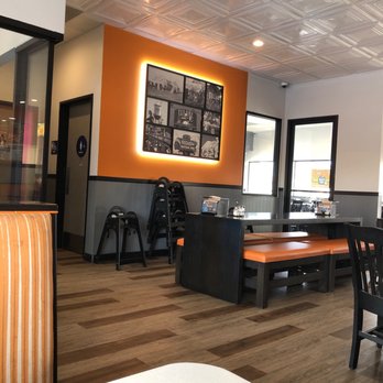 Round Table Pizza - Setting areas - Pizza Near Me - Tulare, California