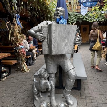 München Haus - Dog friendly statue - German Near Me - Leavenworth, Washington München Haus - Dog friendly statue - German Near Me - Leavenworth, Washington