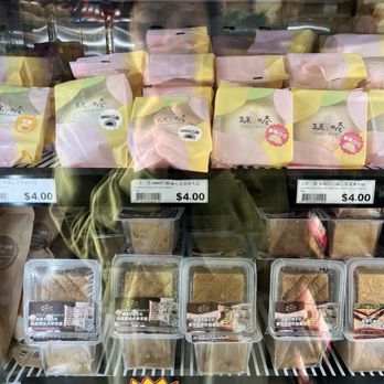 iTaiwan Foods - Mochi - had the strawberry white chocolate 3/5. Wouldnt get it again - International Grocery Near Me - San Jose, California