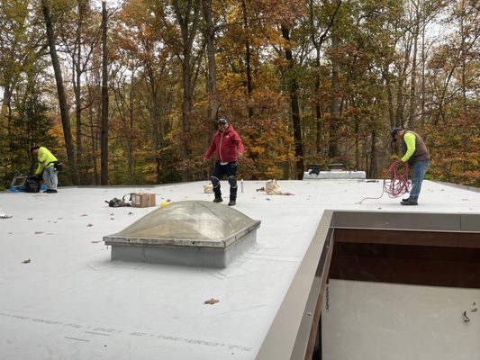 Argueta's Roofing Specialist Logo