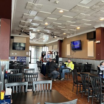 Waterton Tavern - people sitting at tables in a restaurant - American Near Me - Littleton, Colorado Waterton Tavern - people sitting at tables in a restaurant - American Near Me - Littleton, Colorado