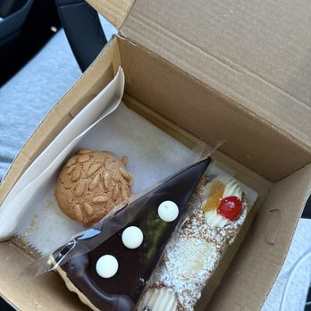 La Roma Pastry Shop - Bakeries Near Me - Oakdale, New York