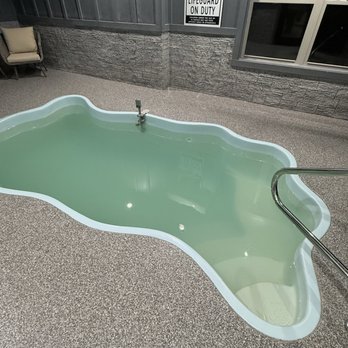 Jackson Mountain Rentals - The pool that I wouldn't even let a frog in. Algae and no chlorine..  dirt and scum/film on the side.. - Vacation Rentals Near Me - Gatlinburg, Tennessee