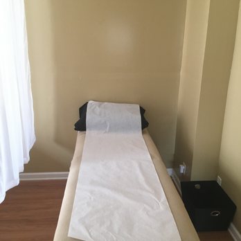 Flourish Acupuncture Studio - Treatment table - Acupuncture Near Me - Philadelphia, Pennsylvania Flourish Acupuncture Studio - Treatment table - Acupuncture Near Me - Philadelphia, Pennsylvania