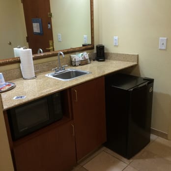 Hampton Inn & Suites Williamsburg Historic District - Kitchenette area - Hotels Near Me - Williamsburg, Virginia