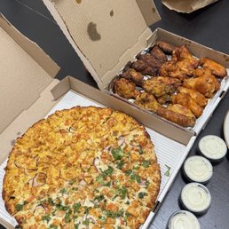 Butter chicken and tikka masala pizza with 20 wings (5x of 4 flavors) Butter chicken and tikka masala pizza with 20 wings (5x of 4 flavors)