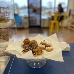 Mimi & Papa's Gourmet Popcorn and Sweet Shop - Hot. Made to order. Fresh. Delicious.
Mini Donuts. Yum.