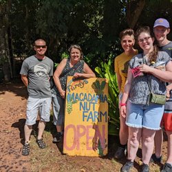 Molokai Day Tours - Our visit to Purdy's macadamia nut farm... We bought everything he had
